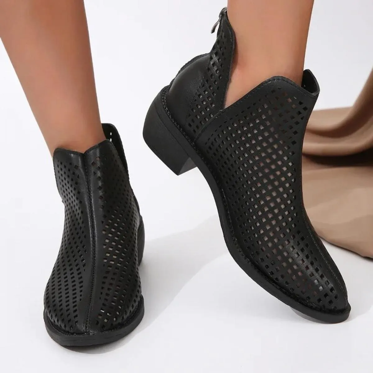 2023 Scarpe da donna di moda di alta qualità Stivali da donna moderni Stivali corti da partito vuoti Scarpe a punta Tinta unita