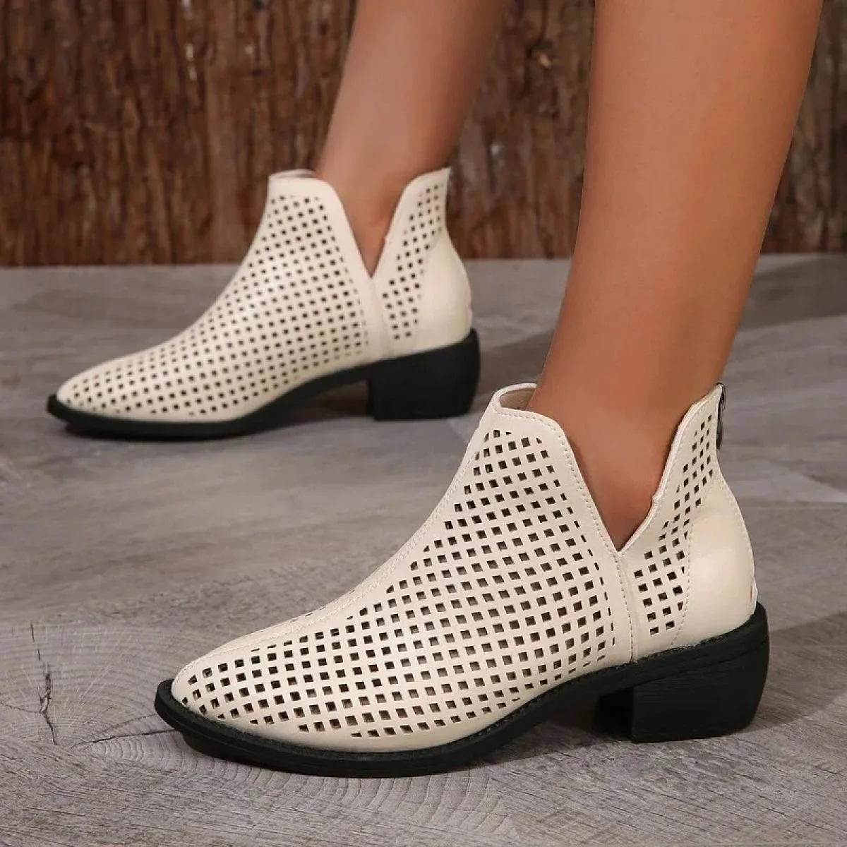 2023 Scarpe da donna di moda di alta qualità Stivali da donna moderni Stivali corti da partito vuoti Scarpe a punta Tinta unita