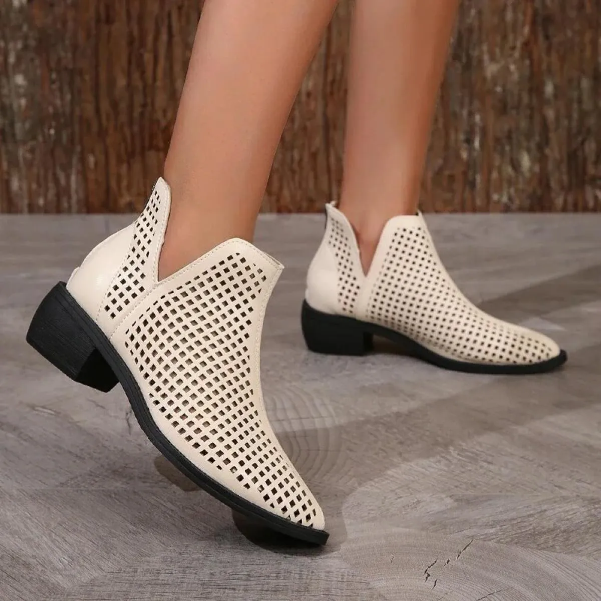2023 Scarpe da donna di moda di alta qualità Stivali da donna moderni Stivali corti da partito vuoti Scarpe a punta Tinta unita