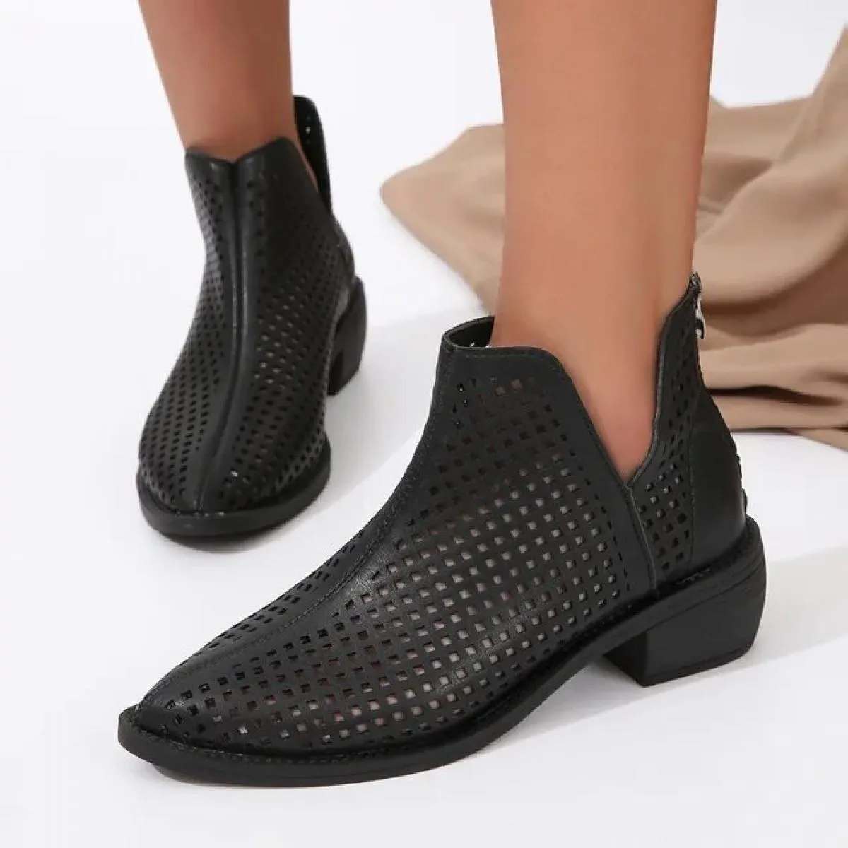2023 Scarpe da donna di moda di alta qualità Stivali da donna moderni Stivali corti da partito vuoti Scarpe a punta Tinta unita