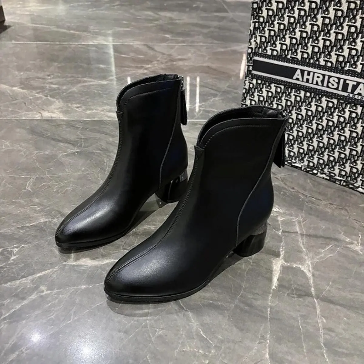 2024 Inverno Nuovo Grande Mid Cap Stivali da Donna Moda Tacco Grosso Set Toe Pu Caldo Colore Solido Cavaliere Stivali Bottes Pou