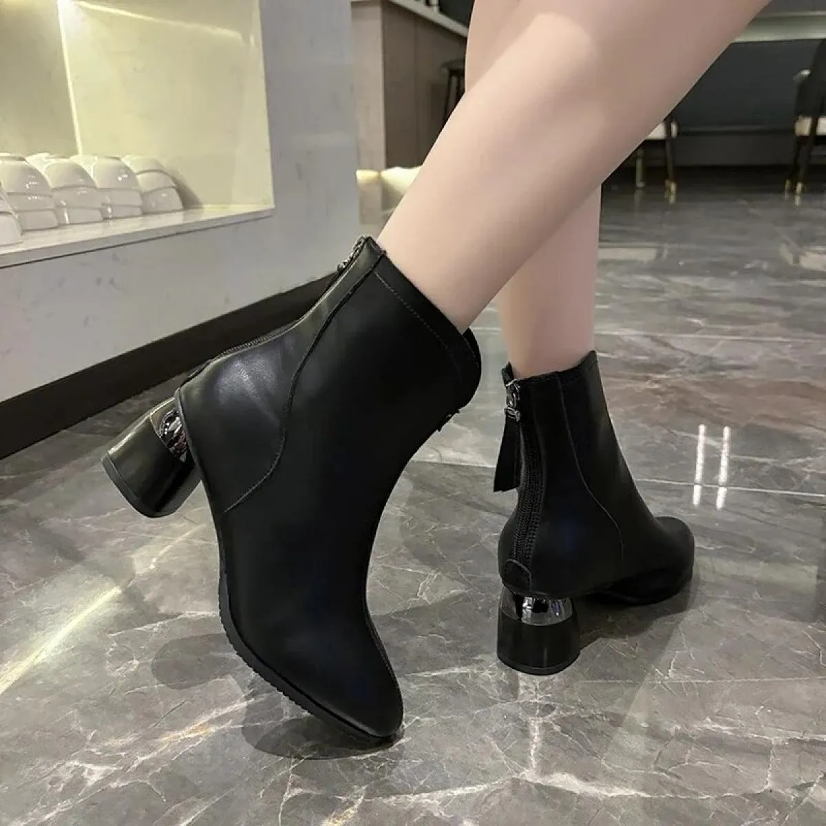 2024 Inverno Nuovo Grande Mid Cap Stivali da Donna Moda Tacco Grosso Set Toe Pu Caldo Colore Solido Cavaliere Stivali Bottes Pou