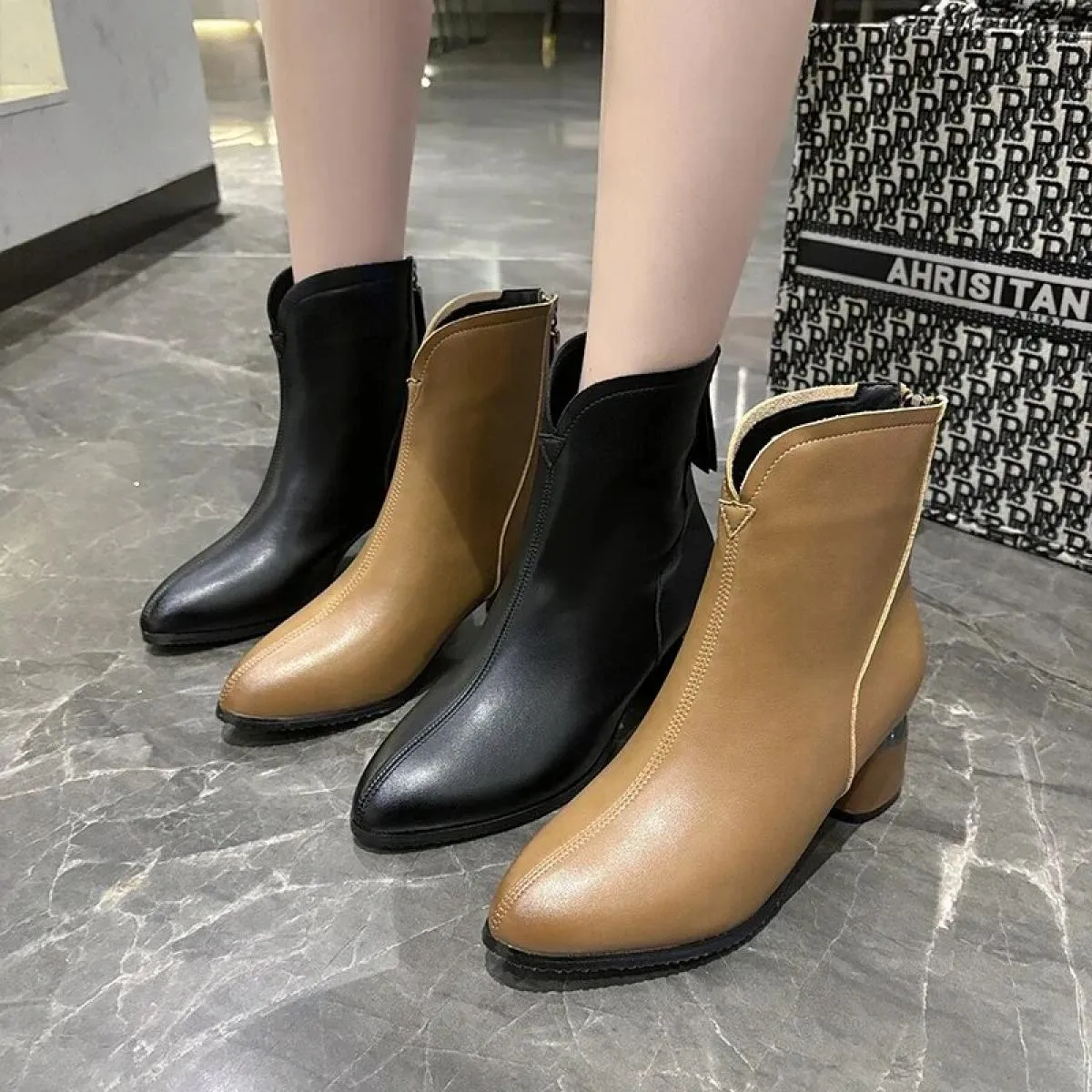 2024 Inverno Nuovo Grande Mid Cap Stivali da Donna Moda Tacco Grosso Set Toe Pu Caldo Colore Solido Cavaliere Stivali Bottes Pou