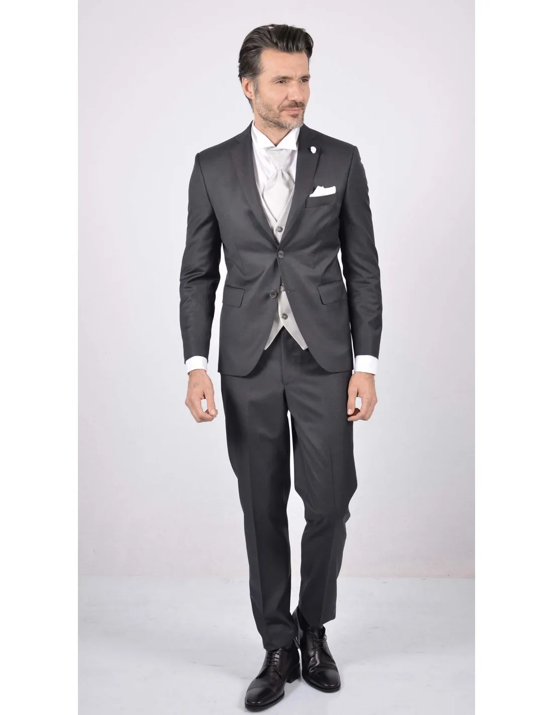 Abito con gilet grigio scuro