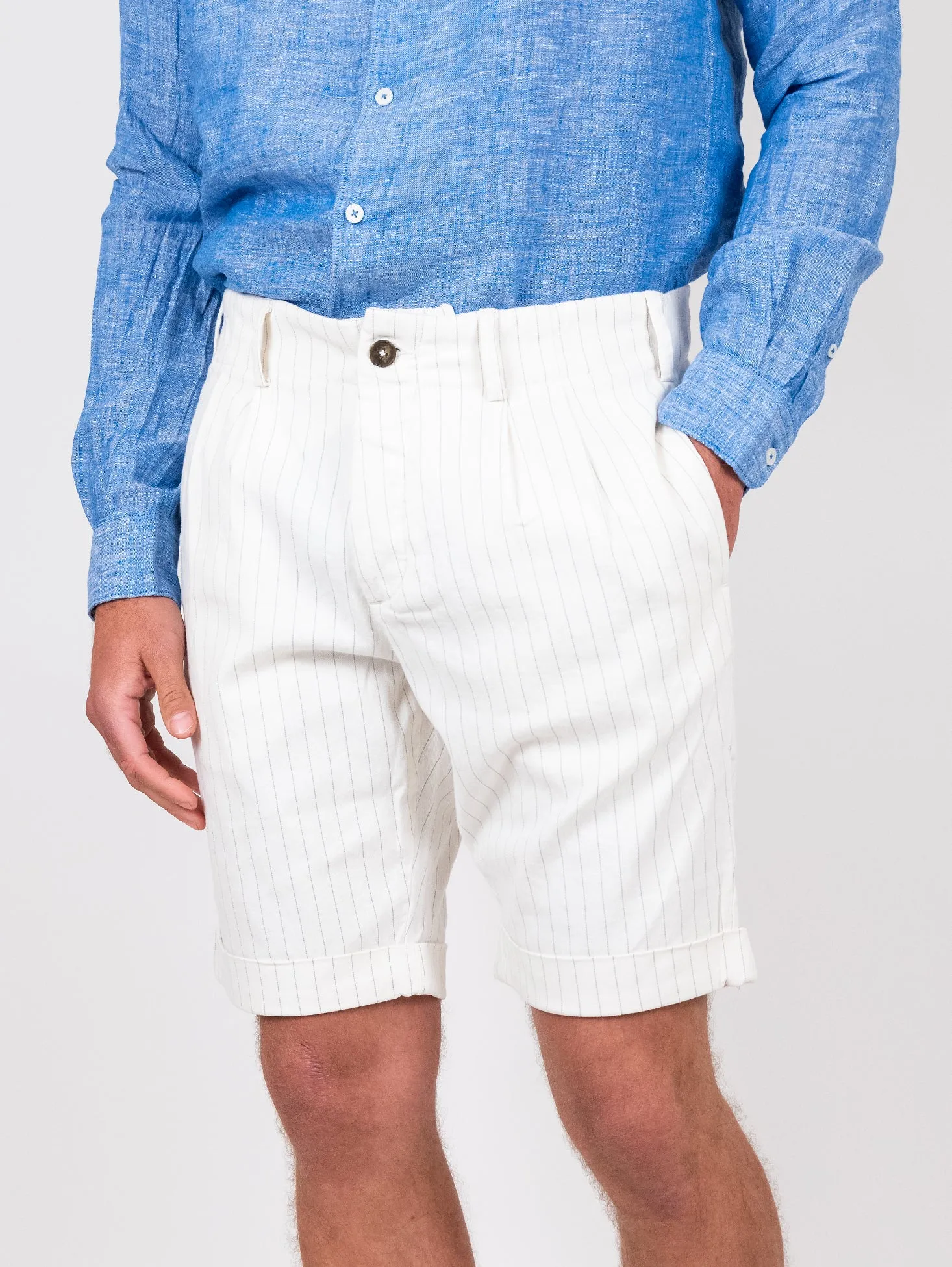 Bermuda bianco in lino e cotone con micro righe blu