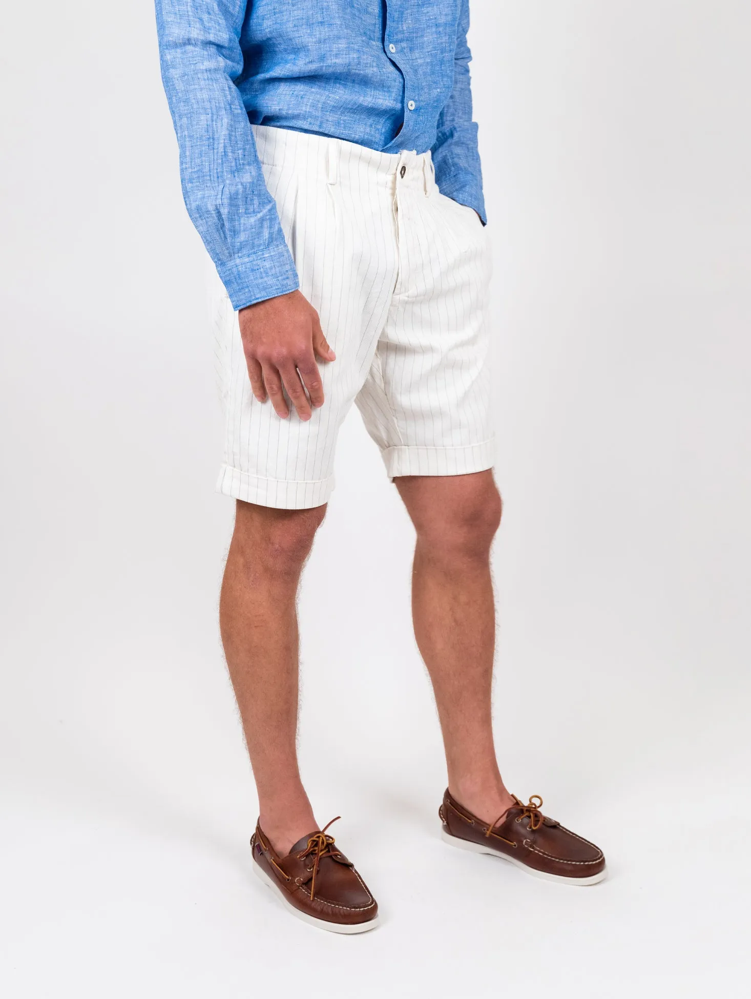 Bermuda bianco in lino e cotone con micro righe blu