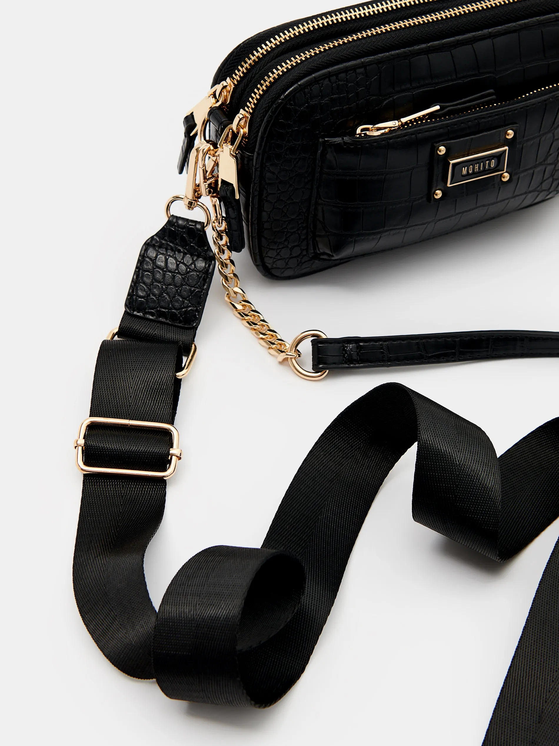 Borsa a spalla nera con catena