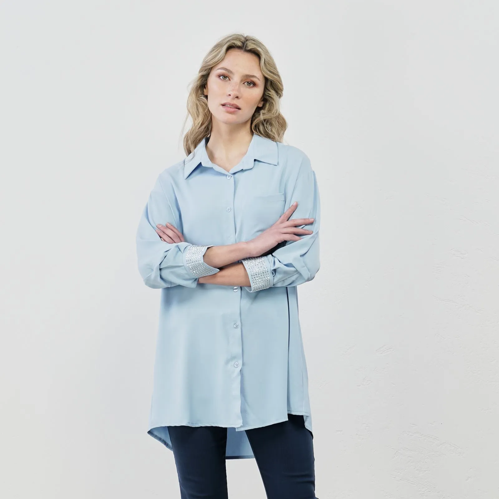 Camicia azzurra oversize con polsini con strass