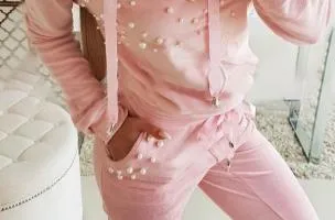 COMPLETO MAGLIETTA CON CAPPUCCIO E PANTALONE CON DETTAGLIATI DI PERLINE TINSELY, ROSA