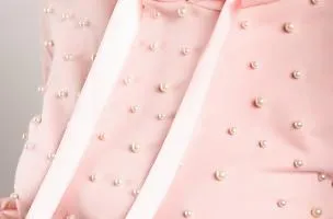 COMPLETO MAGLIETTA CON CAPPUCCIO E PANTALONE CON DETTAGLIATI DI PERLINE TINSELY, ROSA