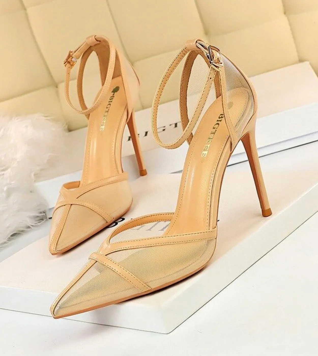 E stile scarpe col tacco alto con tacco sottile bocca poco profonda a punta cava una linea in rete con ritaglio sandali con tacc