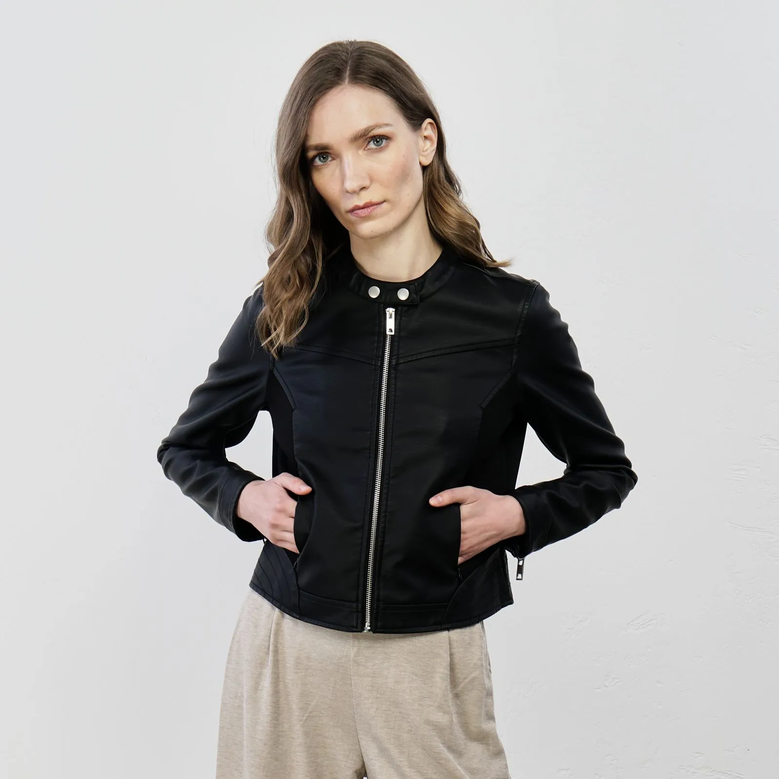 Giacca nera in ecopelle con zip