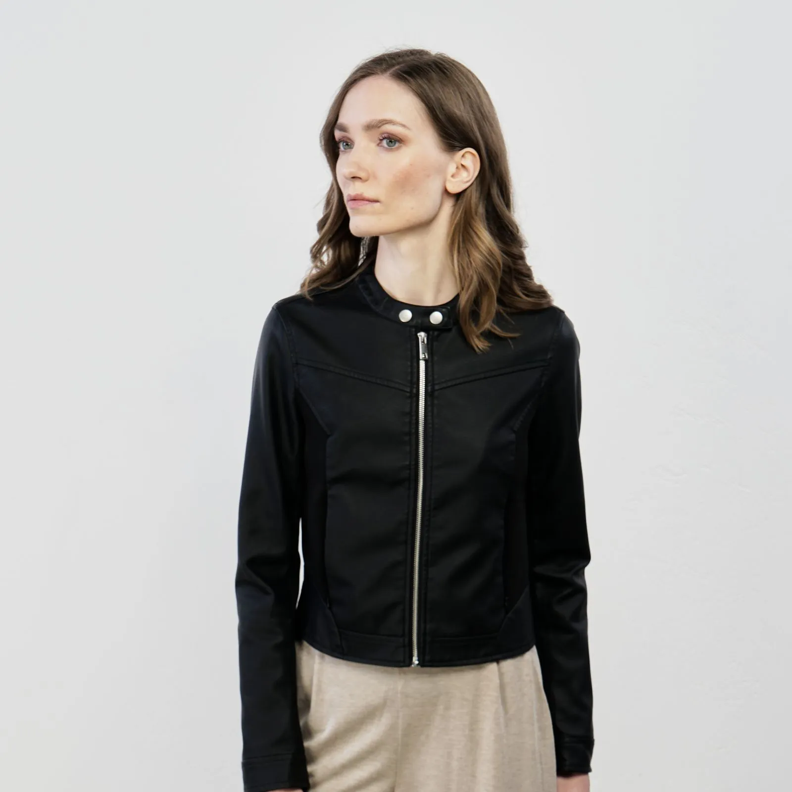 Giacca nera in ecopelle con zip