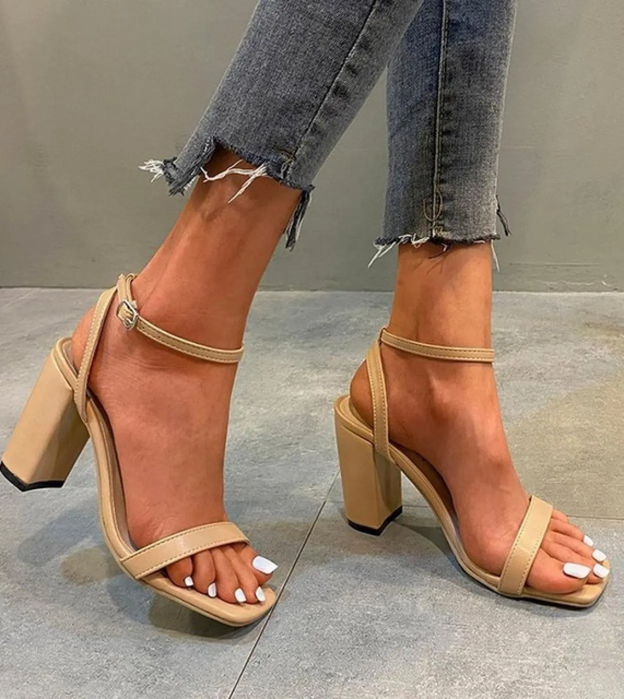 Sandali Sandali con plateau a spillo Sandali con plateau con tacco alto Sandali con plateau da donna
