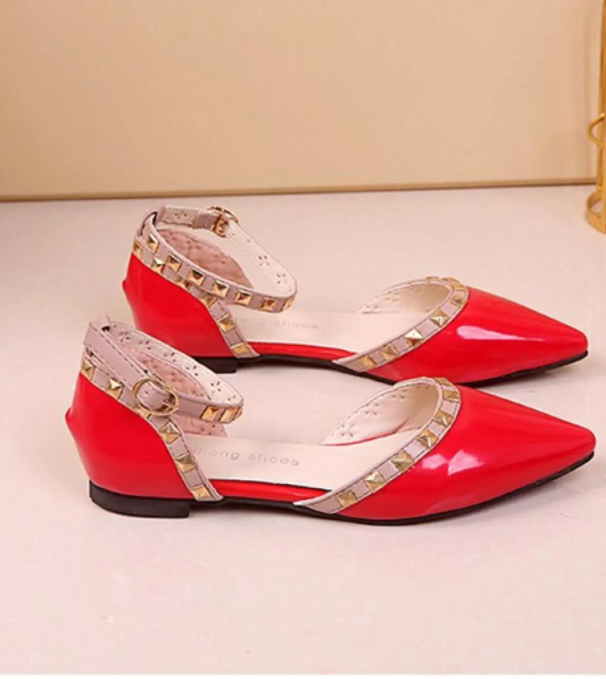 Scarpe basse da donna Scarpe a punta Gladiatore in pelle verniciata con rivetto superficiale Ballerine da donna Scarpe singole c