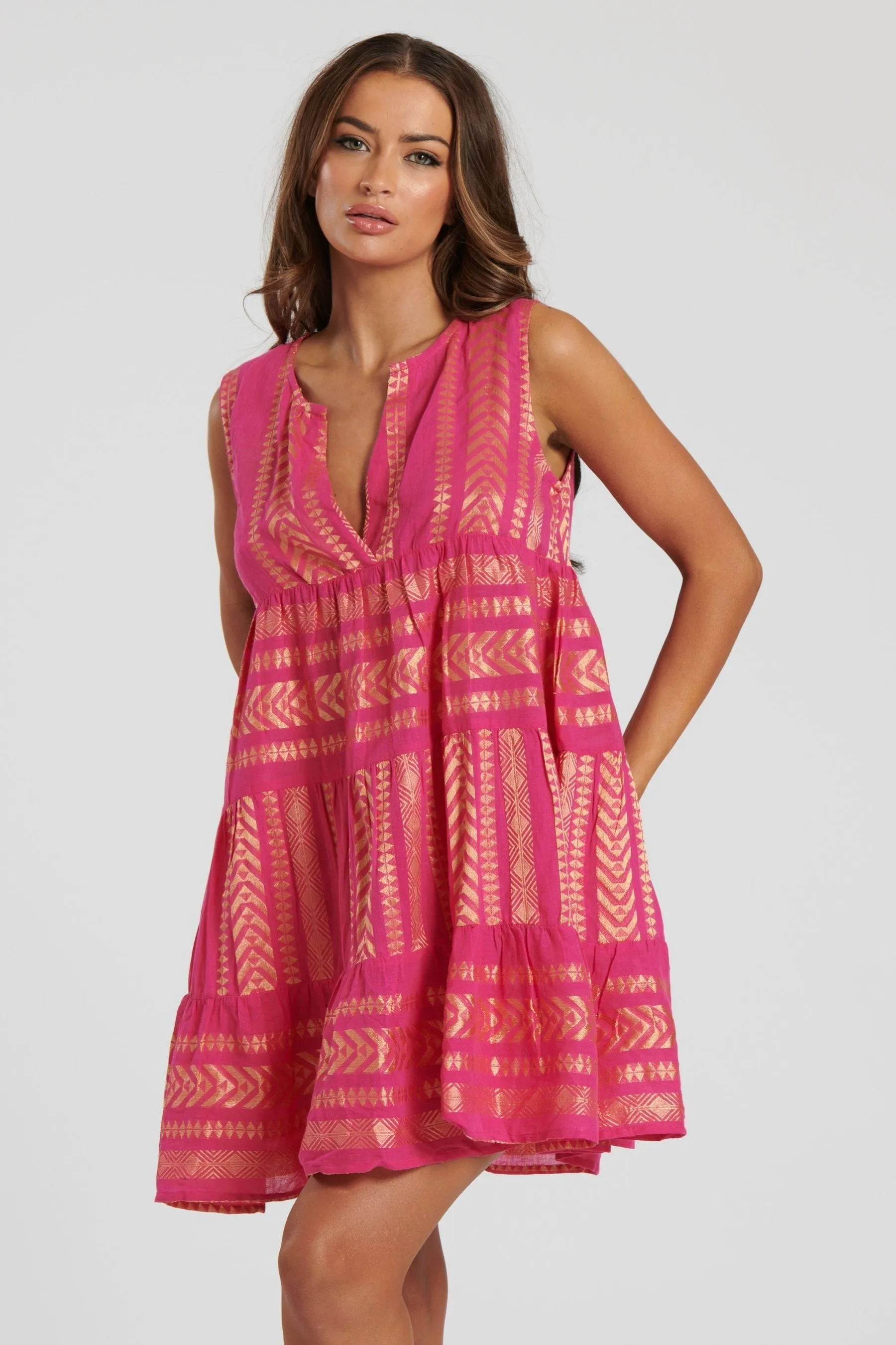 South Beach Dettagli metallizzati - Abito Senza maniche in jacquard a balze al ginocchio