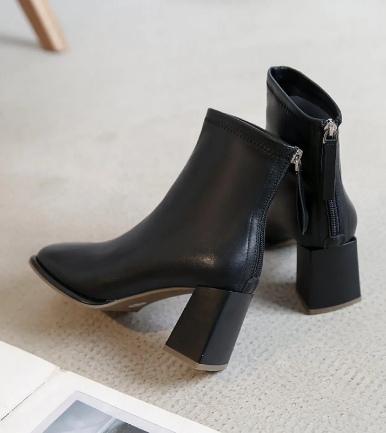 Stivali da donna 2022 Nuovo Autunno Inverno Moda Donna Stivali a metà polpaccio Scarpe da donna con cerniera Peluche Punta a pun