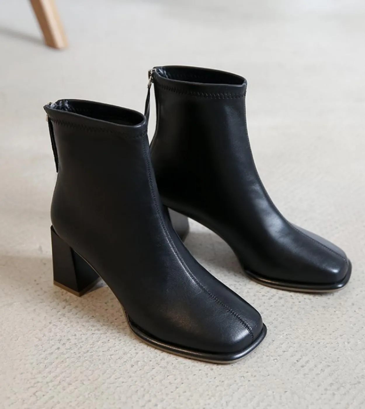 Stivali da donna 2022 Nuovo Autunno Inverno Moda Donna Stivali a metà polpaccio Scarpe da donna con cerniera Peluche Punta a pun