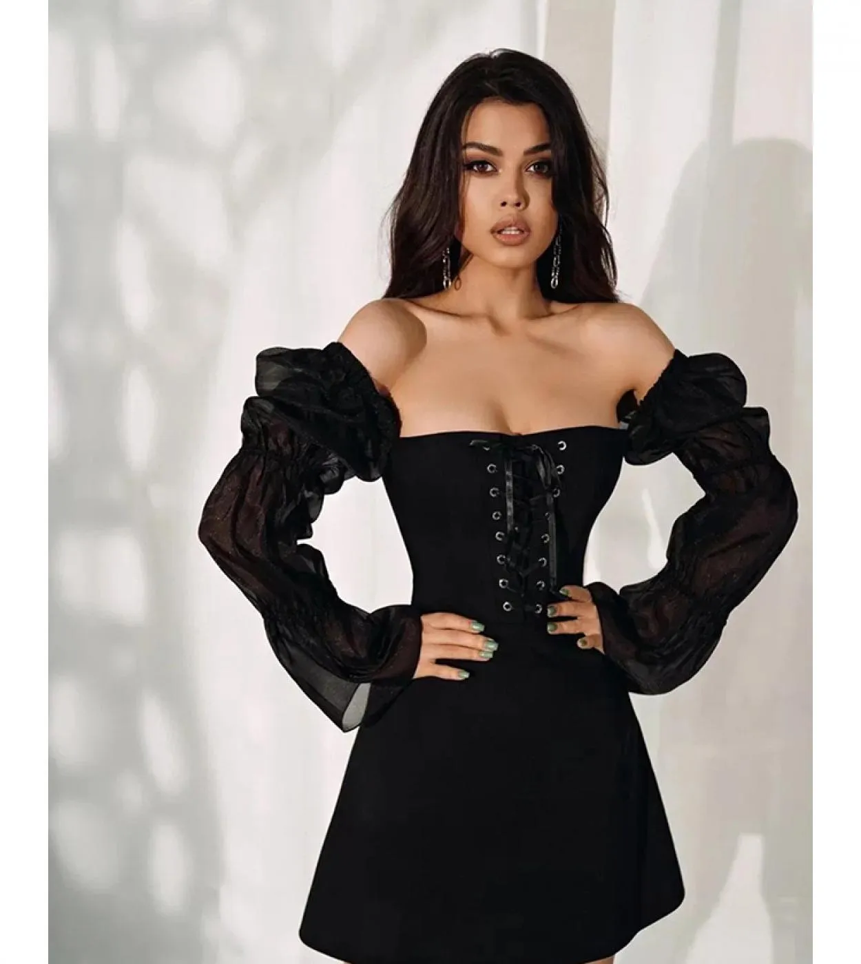 Vestito aderente nero con spalla a manica lunga Mini abito nero con spalla a manica lunga Abiti