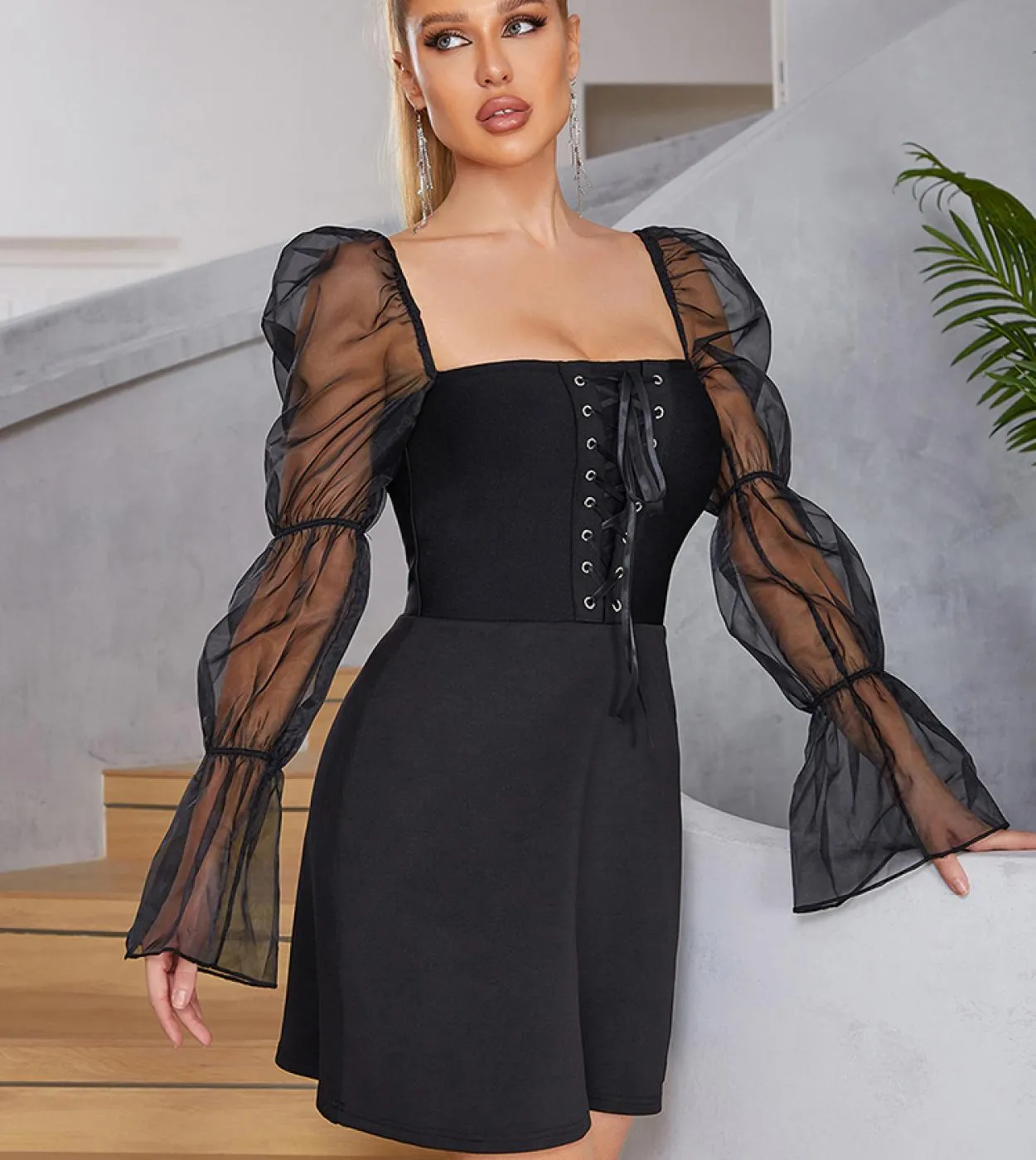 Vestito aderente nero con spalla a manica lunga Mini abito nero con spalla a manica lunga Abiti